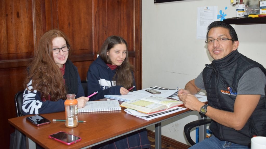 Profe Marcelo con alumnas del colegio Catalinas